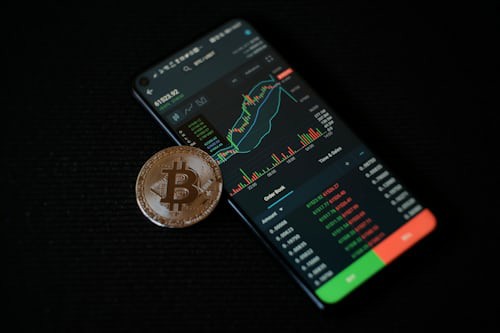 2025年2月24日暴跌后的机会：三大黑马币布局策略与牛市展望